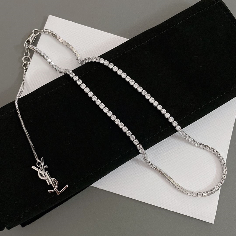 Ba*len*cia*ga necklaces